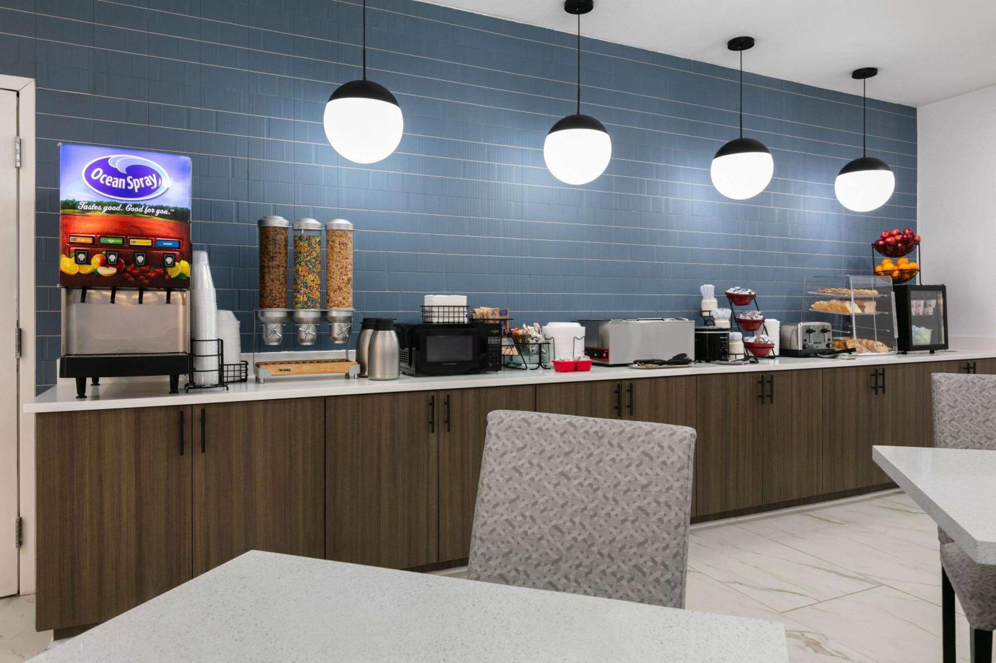 La Quinta Inn & Suites By Wyndham Ft Worth-Burleson Exterior photo