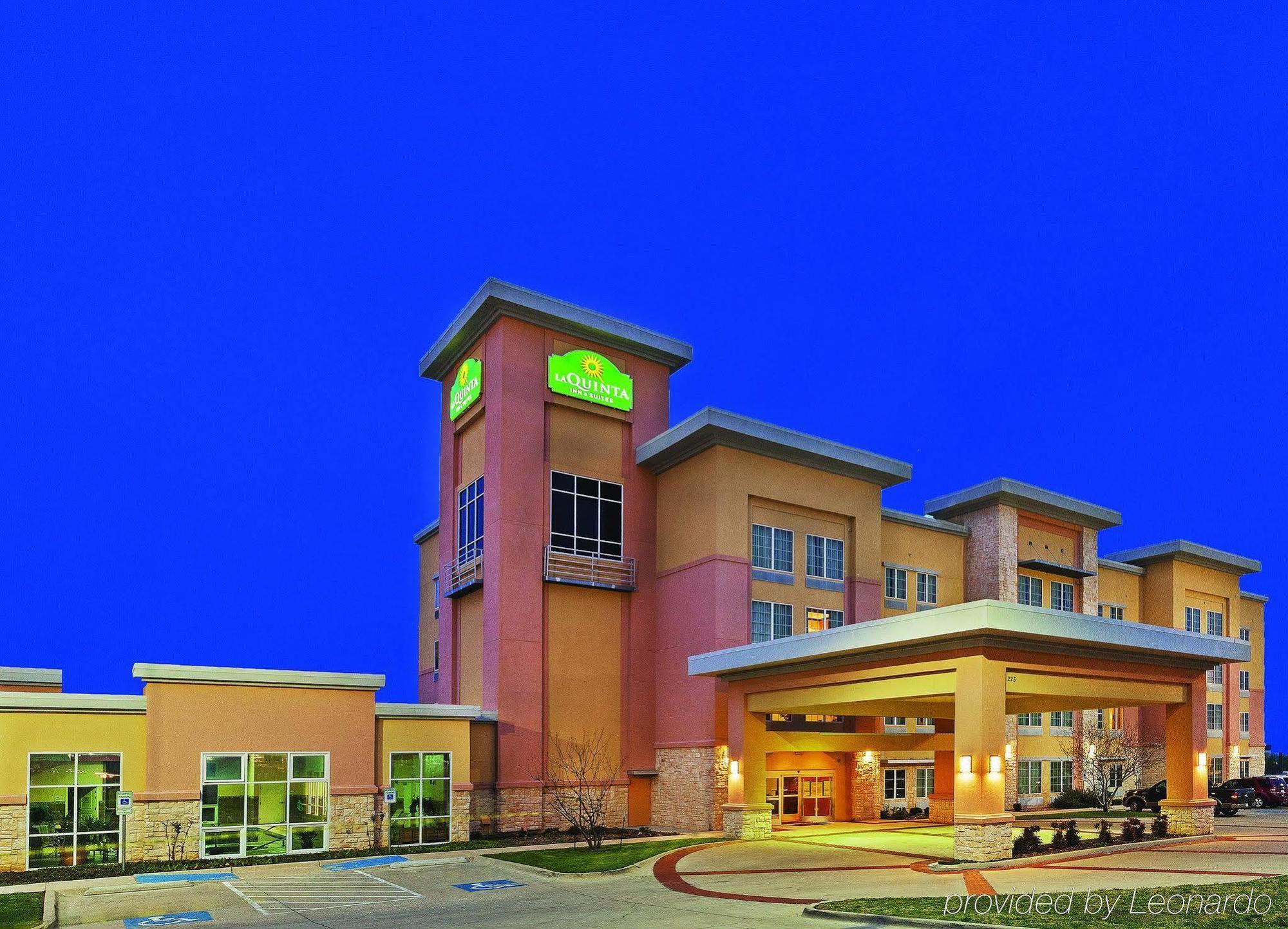La Quinta Inn & Suites By Wyndham Ft Worth-Burleson Exterior photo